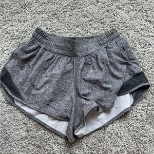 Lululemon hotty hot shorts size 4 2.5 inch inseam